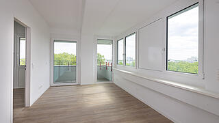 Bild zeigt Blick zum Balkon von Eingang aus in Musterwohnung Wilhelmsruher Damm 142.