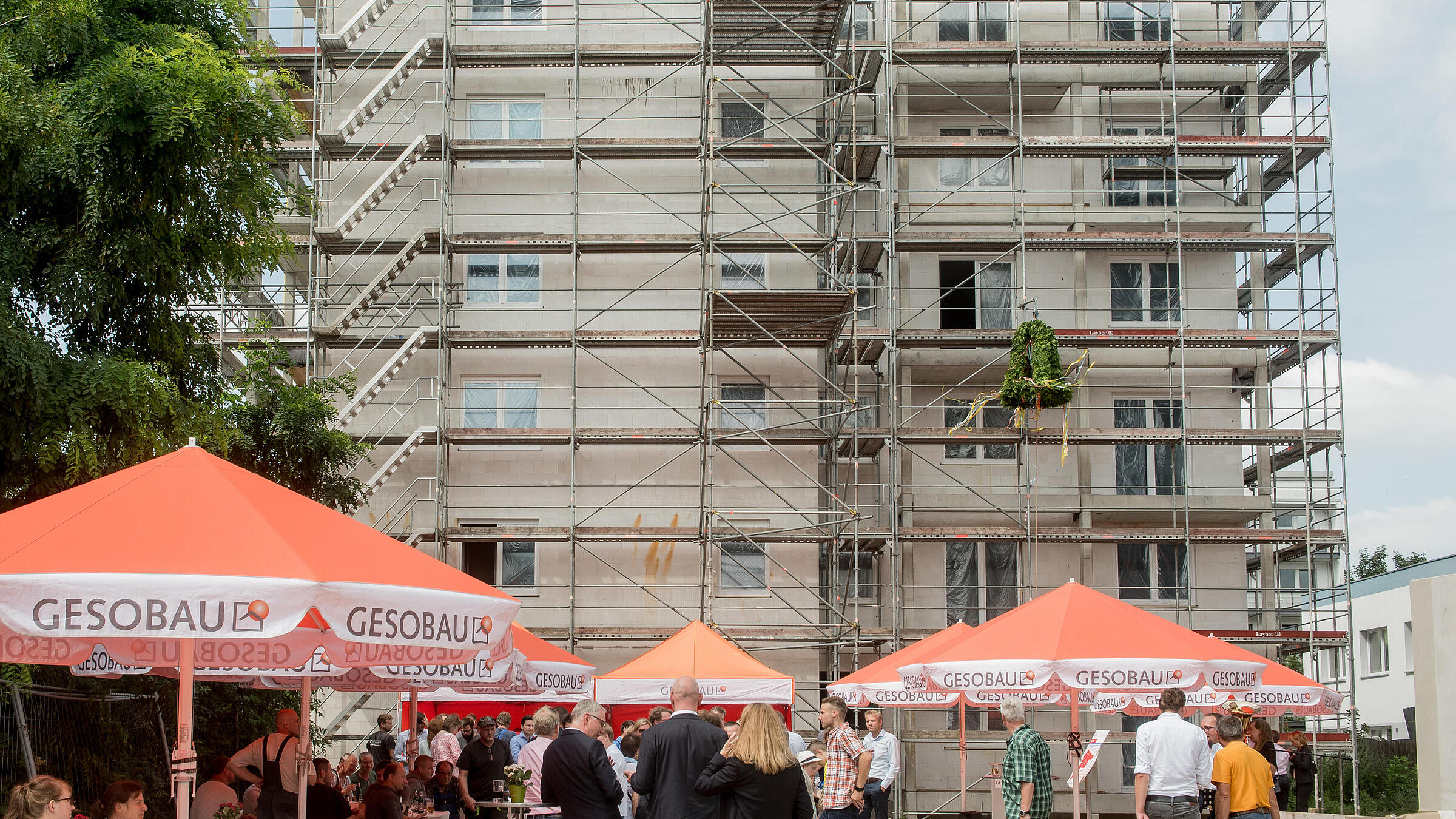 Blick auf den Rohbau in der Stendaler Straße während des Richtfests