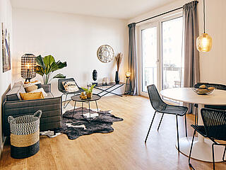 Musterwohnung im Quartier Stadtgut Hellersdorf: möblierter Wohnbereich