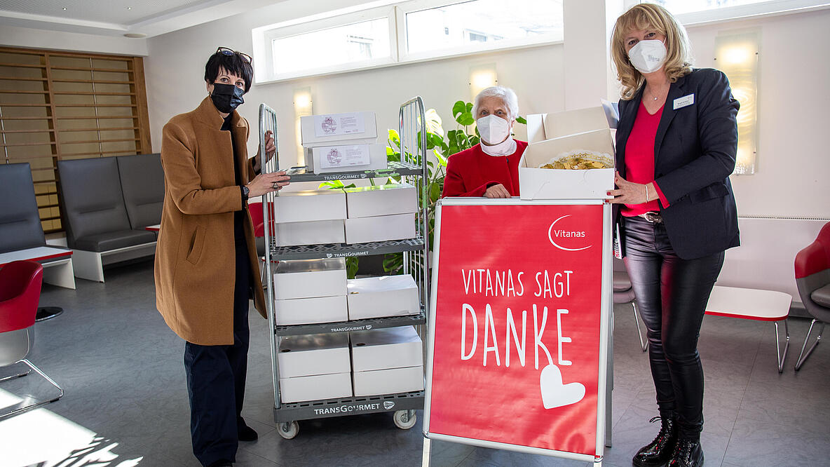 Helene Böhm, Vorsitzende der Gesobau-Stiftung, Marianne Grabowsky, Mitarbeiterin im Netzwerk Märkisches Viertel und Birgit Greiner, Kaufmännische Leiterin der Vitanas Klink im Märkischen Viertel bei einer Spendenübergabe von Torten an die Klinik.