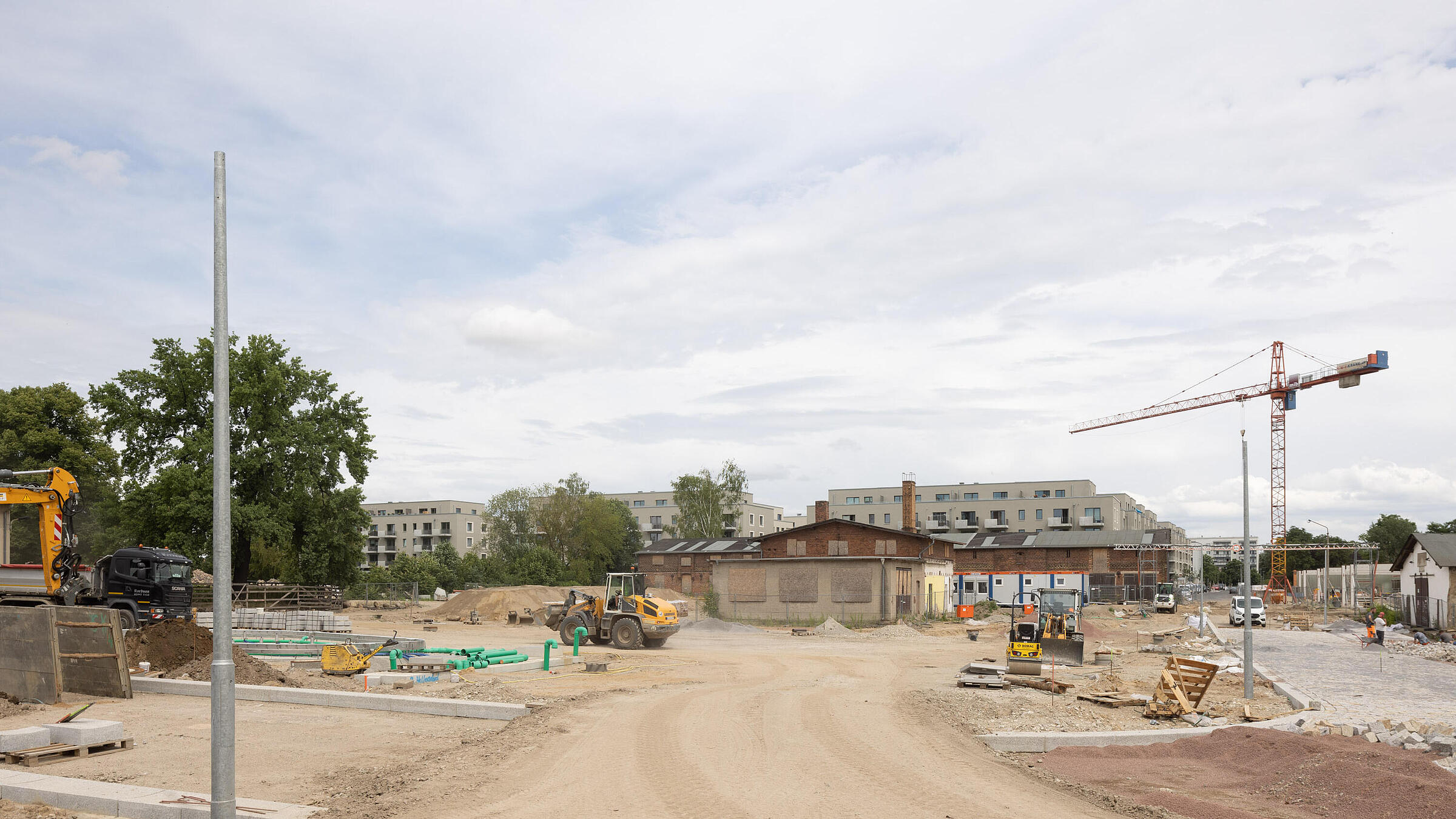 Stadtplatz im Quartier Stadtgut Hellersdorf: sandige Fläche umgeben von Pflastersteinen; hier wird mal ein schöner Stadtplatz entstehen