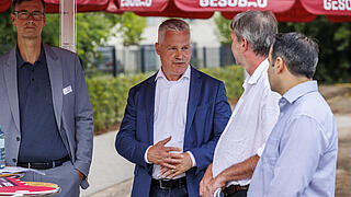 Christian Wilkens hält seinen Redebeitrag.