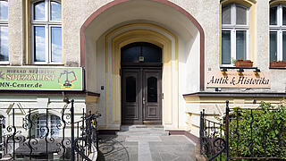 Eingangstür eines Altbaus in Bogenform