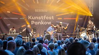 Auftritt von Myles Sanko auf der Kunstfest-Bühne vor Publikum