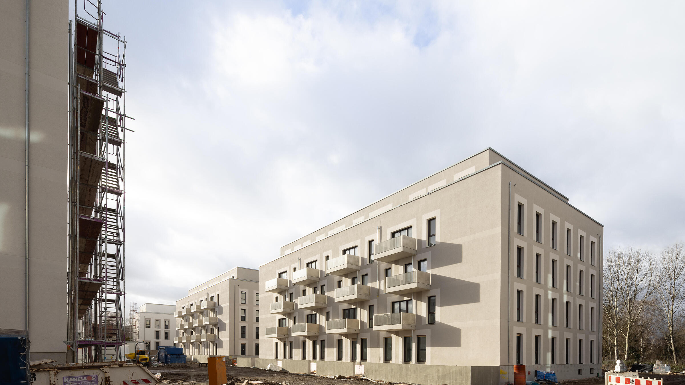 Bild zeigt seitlichen Blick auf ein Gebäude im neuen Quartier in der Idunastraße. Außenaufnahme. Links im Bild Anschnitt eines weiteren Gebäudes mit Balkonen.
