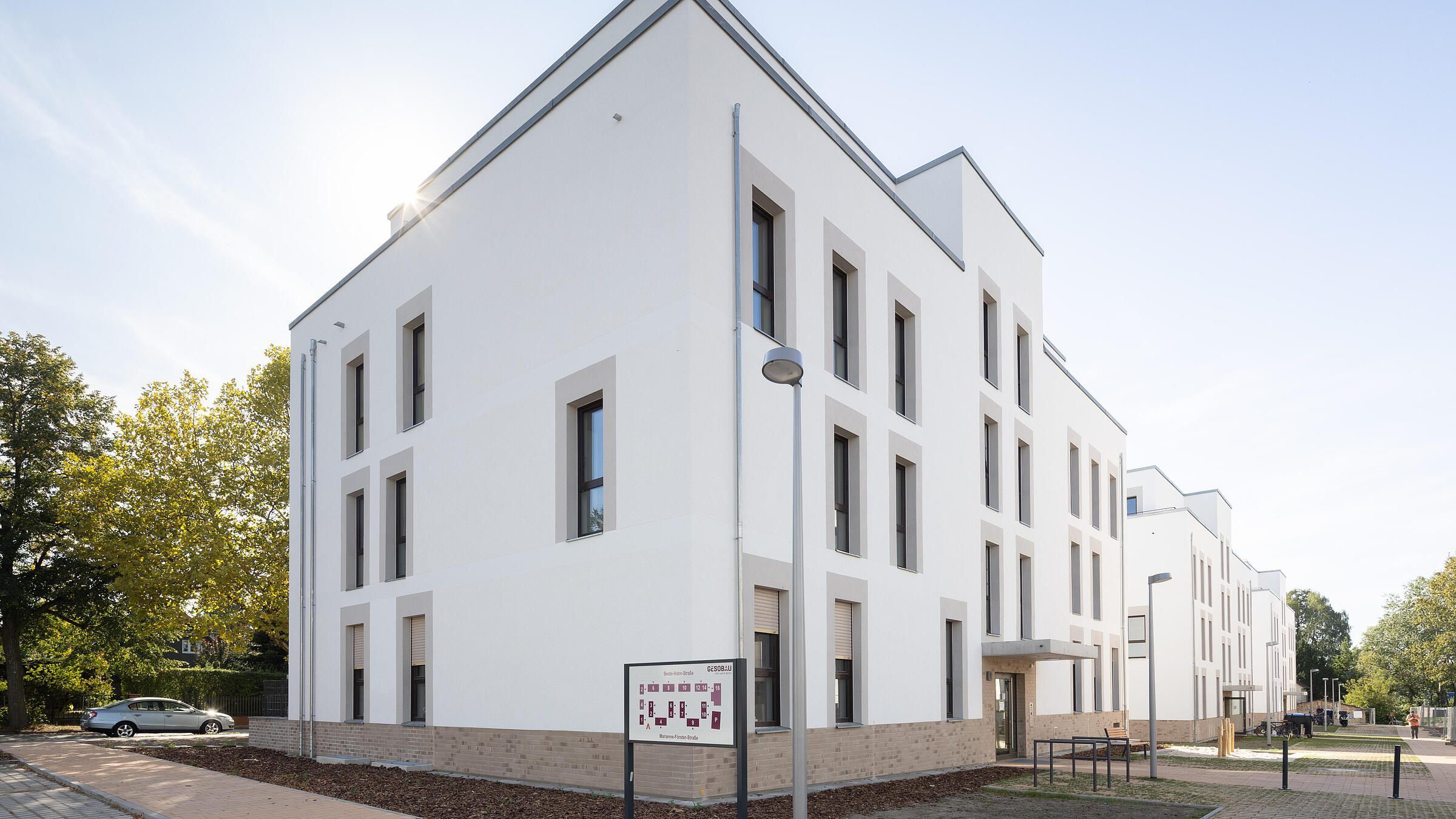 Blick vom Innenhof auf Blick auf eines der neuen Wohnhäuser in der Beate-Hahn-Straße/Marianne-Förster-Straße (Stand September 2024).
