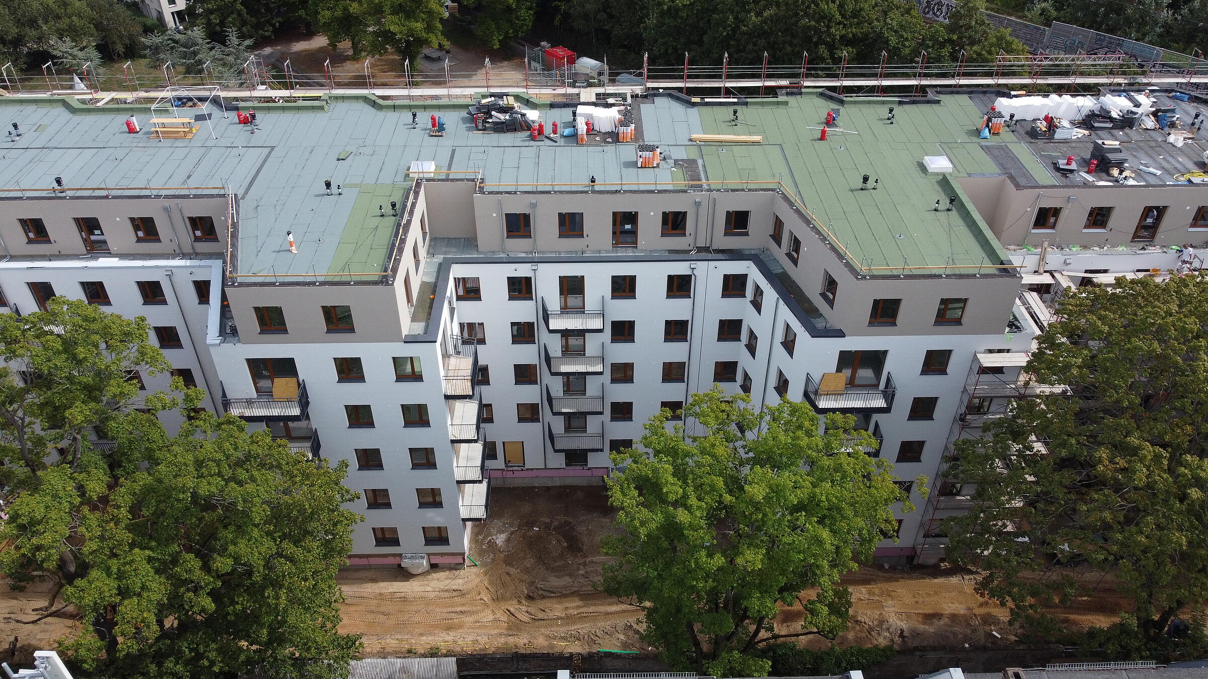 Luftaufnahme zeigt die WDVS Fassadendämmung am Neubau in der Mühlenstraße.