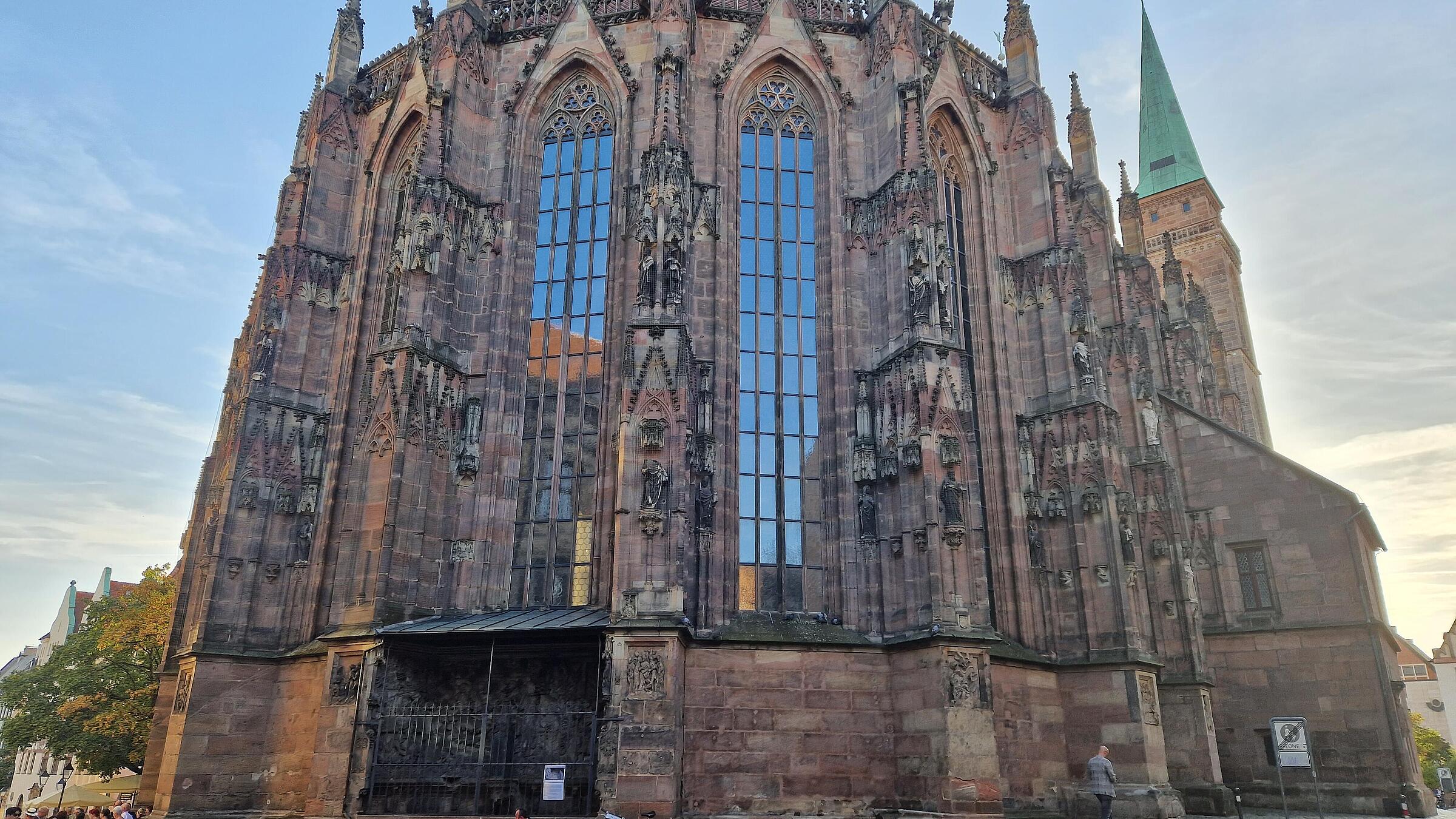 Außenaufnahme zeigt die Fassade der Nürnberger Frauenkirche.
