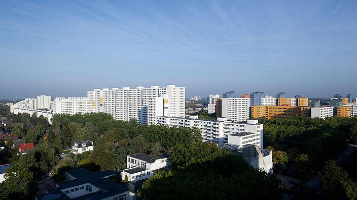 Panoramabild zeigt Hochhäuser im Märkischen Viertel