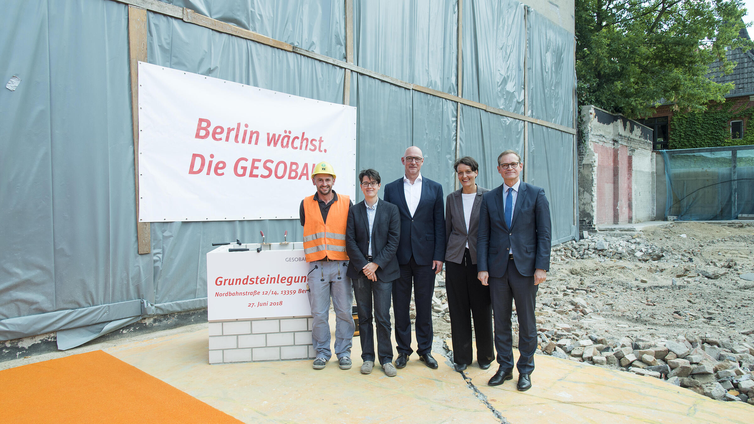 Gruppenfoto der Redner am Grundstein