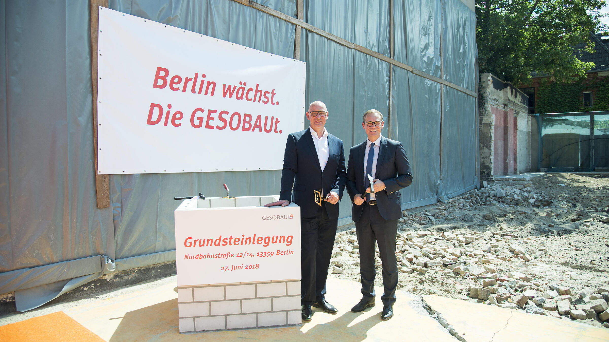 Jörg Franzen, GESOBAU-Vorstandsvorsitzender und Bürgermeister Michael Müller am Grundstein