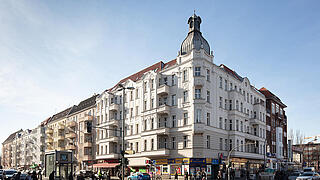 Außenaufnahme zeigt das unrenovierte Haus an der Müllerstraße Ecke Luxemburger Straße.