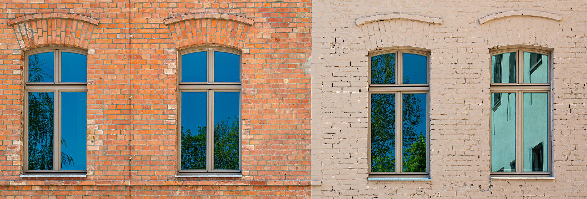 Fenster auf Backsteinwand