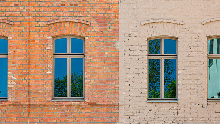 Fenster auf Backsteinwand
