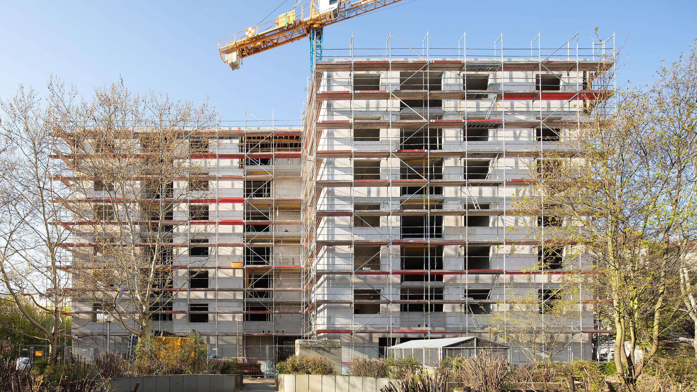 mehrstöckiger Neubau in der Gerichtstraße im Rohbau