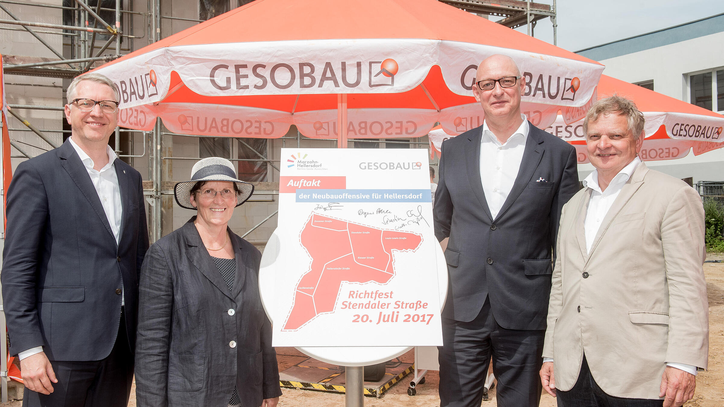  Sebastian Scheel, ehem. Staatssekretär für Wohnen, Dagmar Pohle, ehem. Bezirksbürgermeisterin von Marzahn Hellersdorf, gemeinsam mit Jörg Franzen, Vorstandsvorsitzender der Gesobau und Architekt Walter Nägli