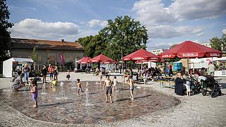 Platz auf dem ein buntes Mieterfest stattfindet