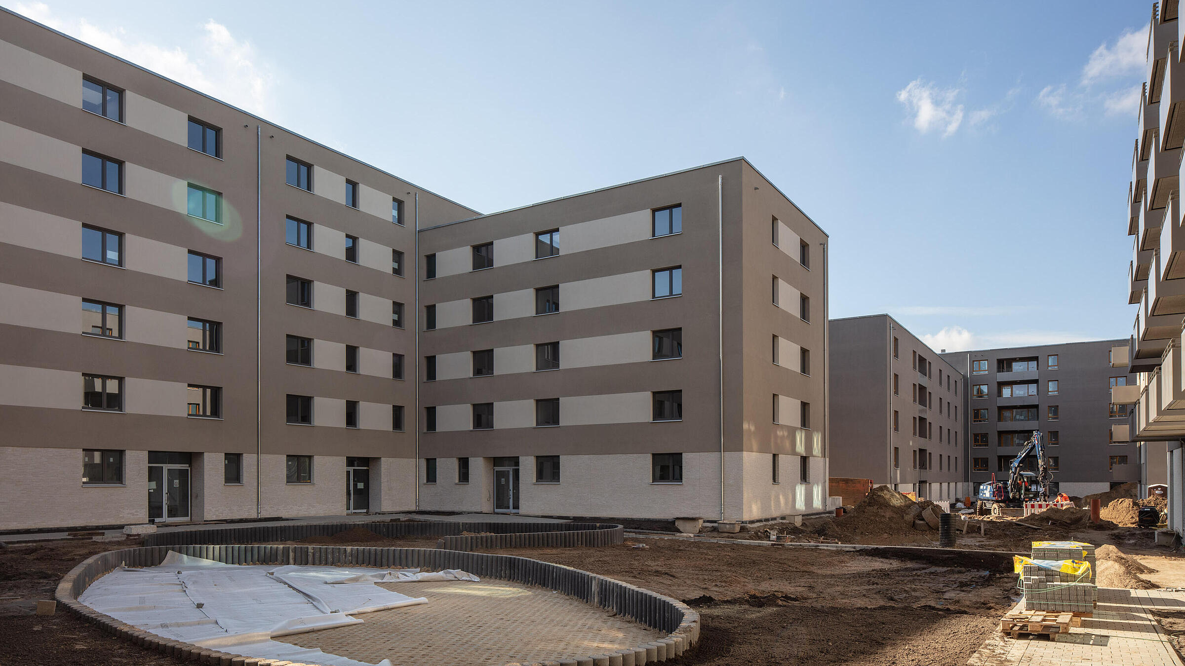 Mehrfamilienhaus im Bau mit Hof 