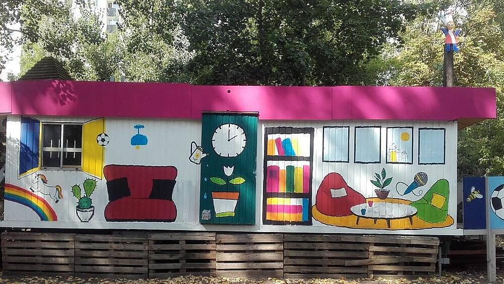 Ansicht der Kinder- und Jugendhalle von außen, bunt bemalt.