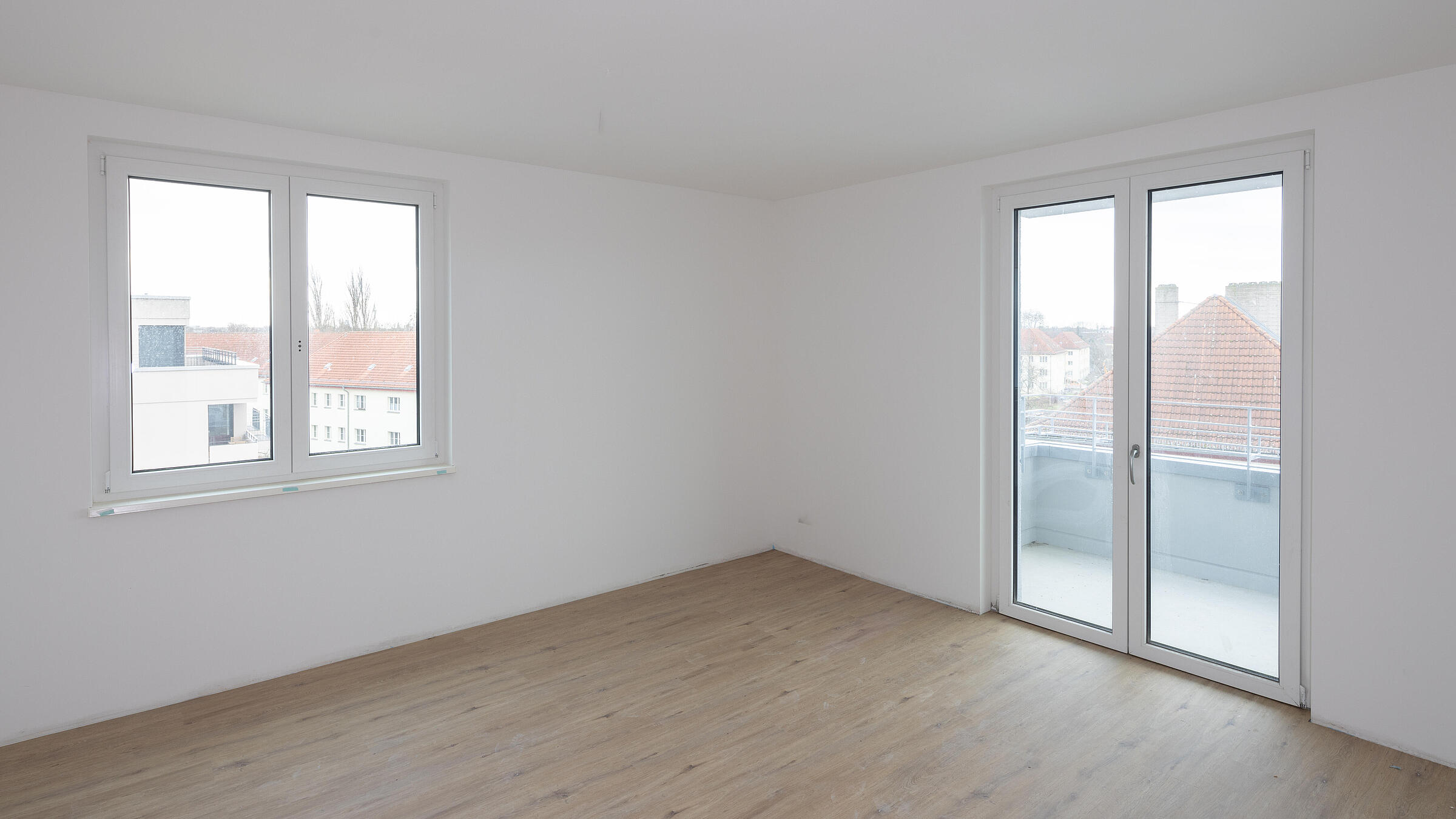 Innenaufnahme von Beispielwohnung in der Vesaliusstraße: Blick ins Wohnzimmer (Januar 2024).