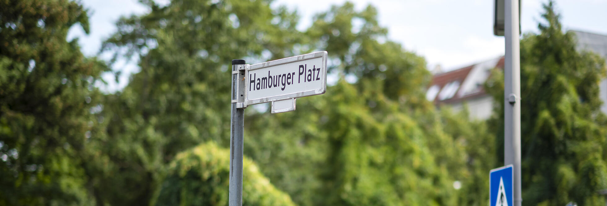 Bild zeigt ein mit Hamburger Platz beschriftetes Straßenschild.