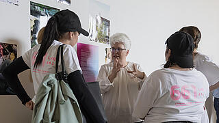 Stefanie Remlinger, Bezirksbürgermeisterin von Berlin-Mitte, im Gespräch mit künftigen Bewohnerinnen des Wohnprojektes LAB 661.