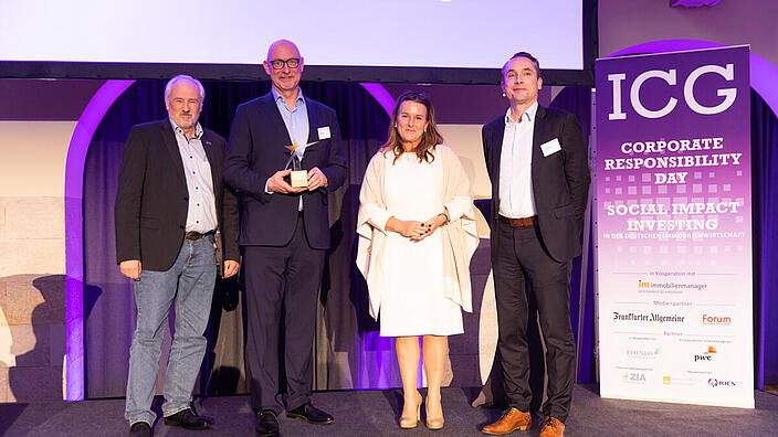 Bild von der Preisverleihung des Real Estate Social Impact Investing Awards, von links nach rechts: Laudator Olaf Tschimpke (NABU International), Jörg Franzen (Vorstandsvorsitzender GESOBAU), Jury-Vorsitzende Prof. Dr. Kerstin Hennig (EBS Universität) und Dr. Andreas Rickert (Phineo gAG)