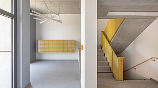 Innenaufnahme zeigt den Eingangsbereich und das Treppenhaus von GESOCampus Hellersdorf.