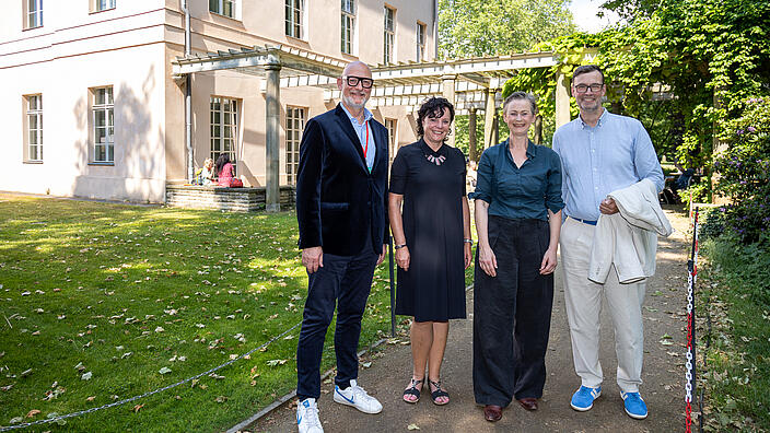 Bilder zeigt (von links nach rechts) Jörg Franzen, Vorstandsvorsitzender GESOBAU AG, Irina Herz, Prokuristin GESOBAU AG, Dr. Cordelia Koch, Bezirksbürgermeisterin von Pankow und Lars Holborn, Prokurist GESOBAU AG vor dem Pavillon am Schloss Schönhausen