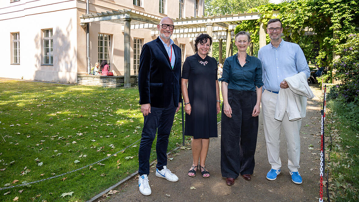 Bilder zeigt (von links nach rechts) Jörg Franzen, Vorstandsvorsitzender GESOBAU AG, Irina Herz, Prokuristin GESOBAU AG, Dr. Cordelia Koch, Bezirksbürgermeisterin von Pankow und Lars Holborn, Prokurist GESOBAU AG vor dem Pavillon am Schloss Schönhausen