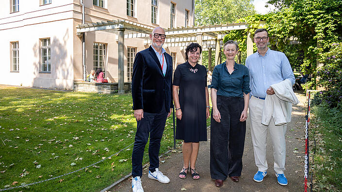 Bilder zeigt (von links nach rechts) Jörg Franzen, Vorstandsvorsitzender GESOBAU AG, Irina Herz, Prokuristin GESOBAU AG, Dr. Cordelia Koch, Bezirksbürgermeisterin von Pankow und Lars Holborn, Prokurist GESOBAU AG vor dem Pavillon am Schloss Schönhausen