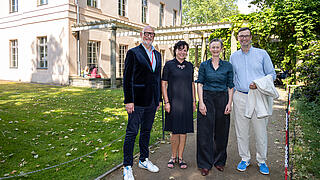 Bilder zeigt (von links nach rechts) Jörg Franzen, Vorstandsvorsitzender GESOBAU AG, Irina Herz, Prokuristin GESOBAU AG, Dr. Cordelia Koch, Bezirksbürgermeisterin von Pankow und Lars Holborn, Prokurist GESOBAU AG vor dem Pavillon am Schloss Schönhausen