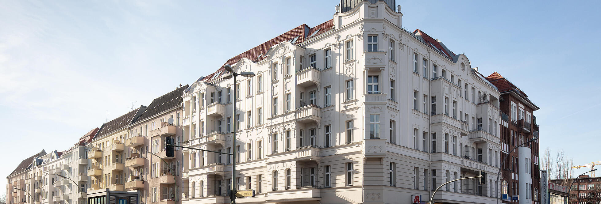 Außenaufnahme zeigt das unrenovierte Haus an der Müllerstraße Ecke Luxemburger Straße