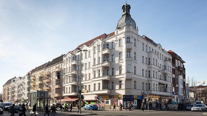 Außenaufnahme zeigt das unrenovierte Haus an der Müllerstraße Ecke Luxemburger Straße