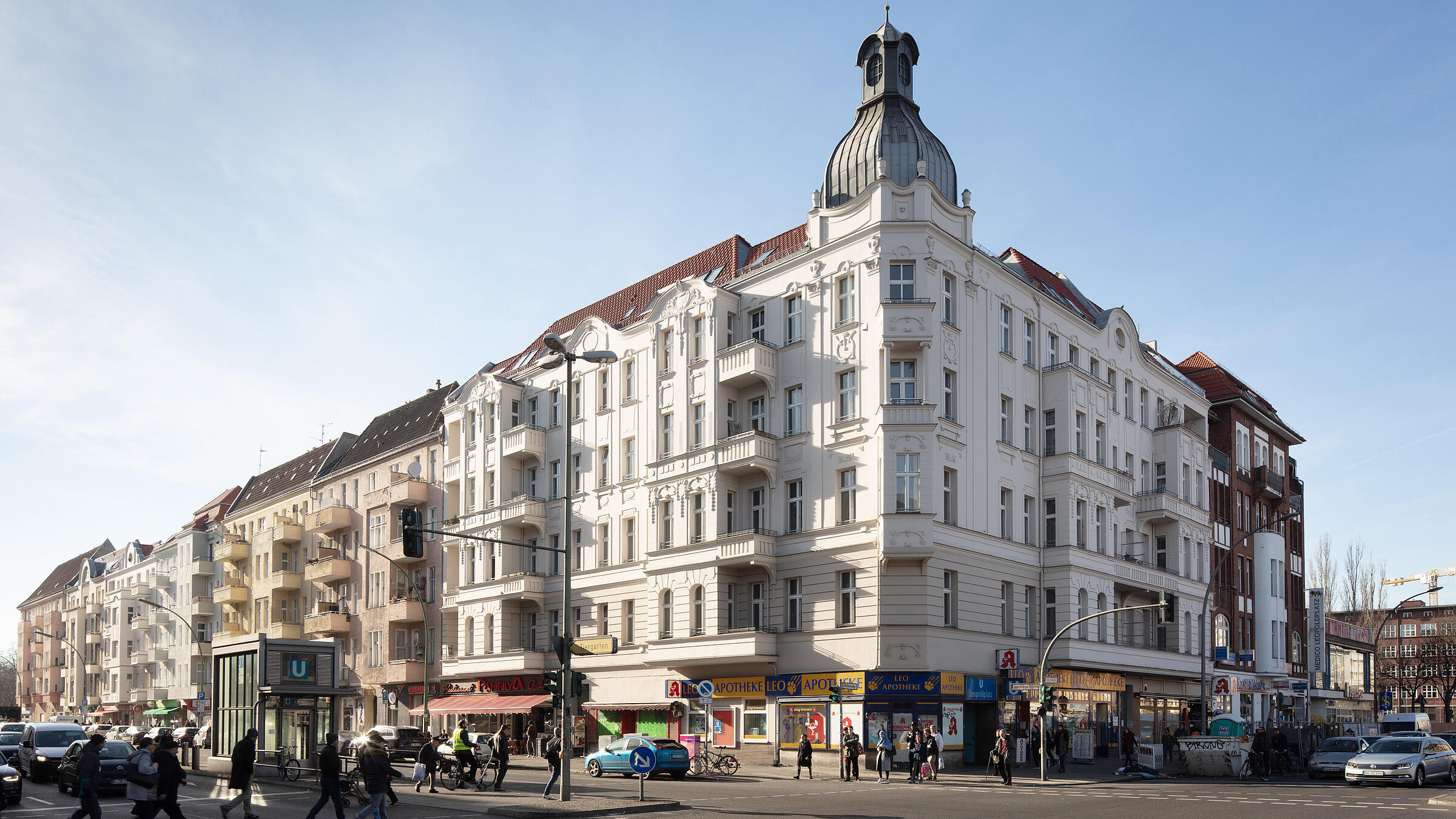 Außenaufnahme zeigt das unrenovierte Haus an der Müllerstraße Ecke Luxemburger Straße