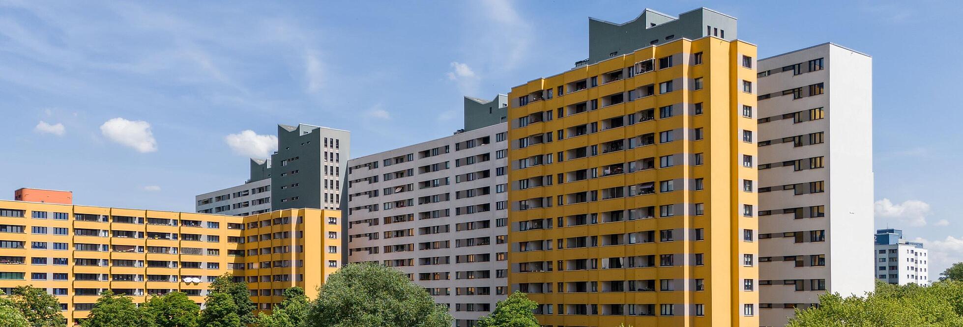 Bild zeugt Luftaufnahme der Wohnhausgruppe 912: Senftenberger Ring, Treuenbrietzener Straße.