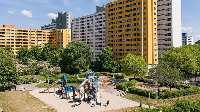 Bild zeugt Luftaufnahme der Wohnhausgruppe 912: Senftenberger Ring, Treuenbrietzener Straße.