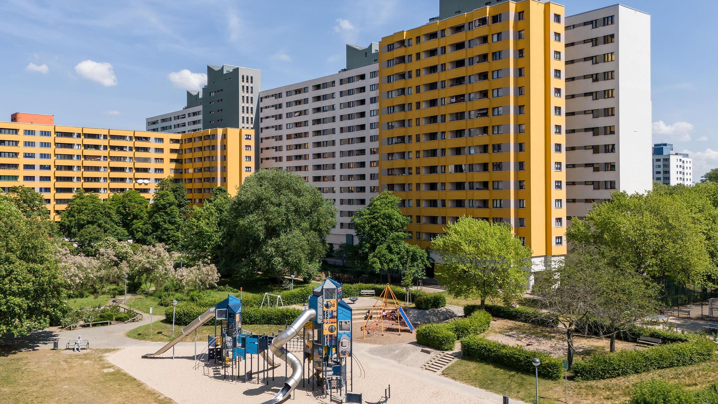 Bild zeugt Luftaufnahme der Wohnhausgruppe 912: Senftenberger Ring, Treuenbrietzener Straße.