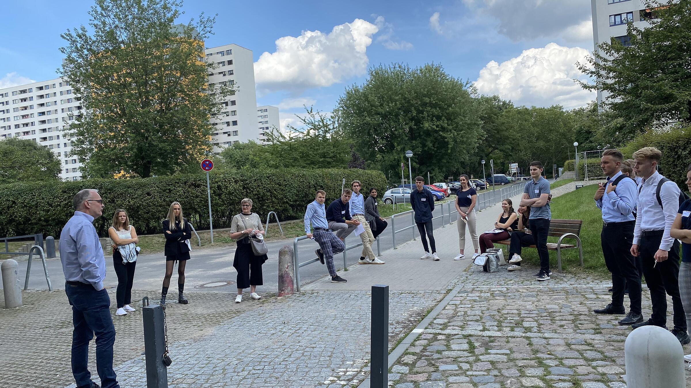 Außenaufnahme zeigt die Azubis des Jahrgangs 2021 beim Rundgang im Märkischen Viertel.