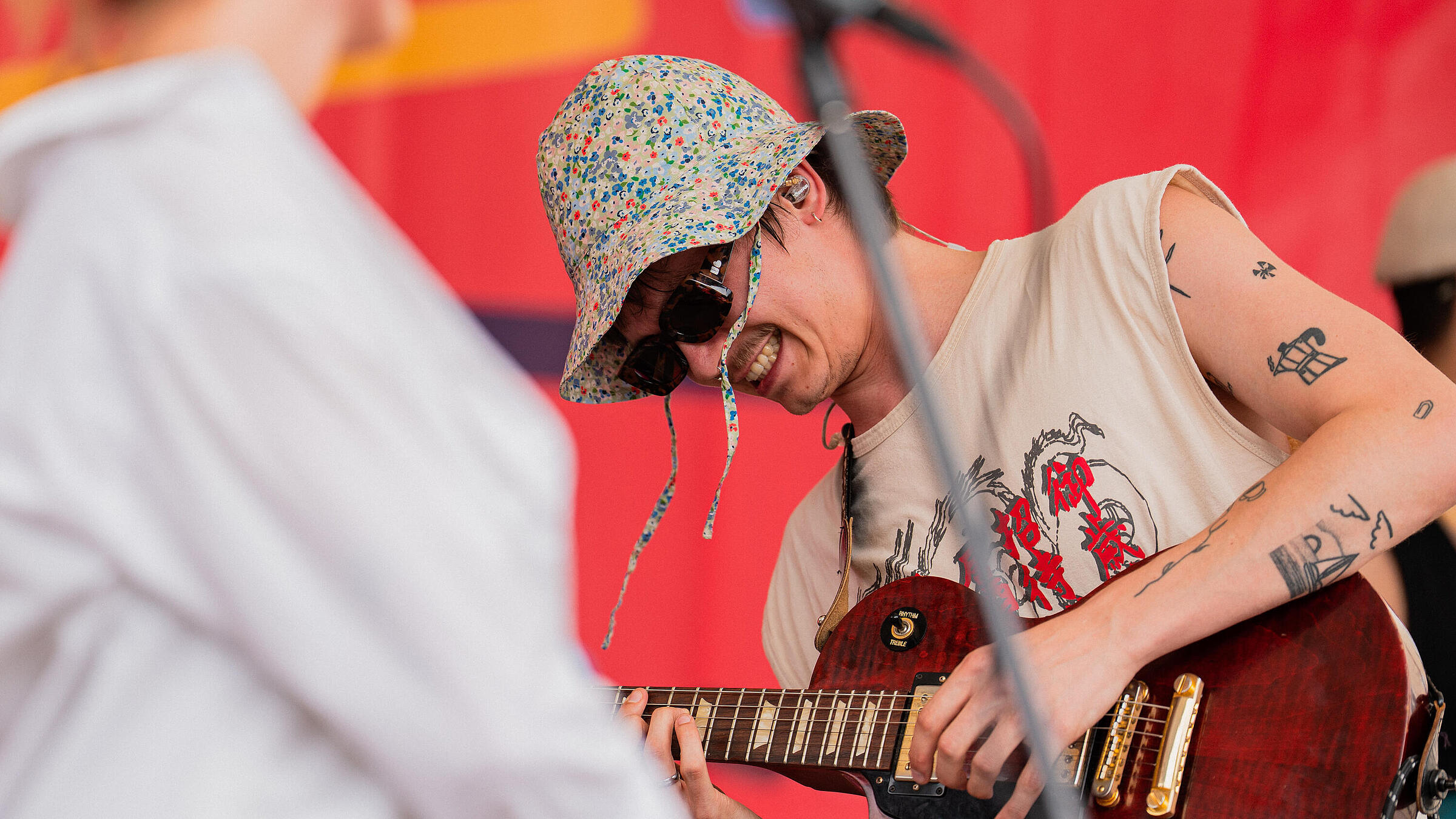 Nahaufnahme eines Gitarrenspielers der Band allanwhy beim Kunstfest Pankow.