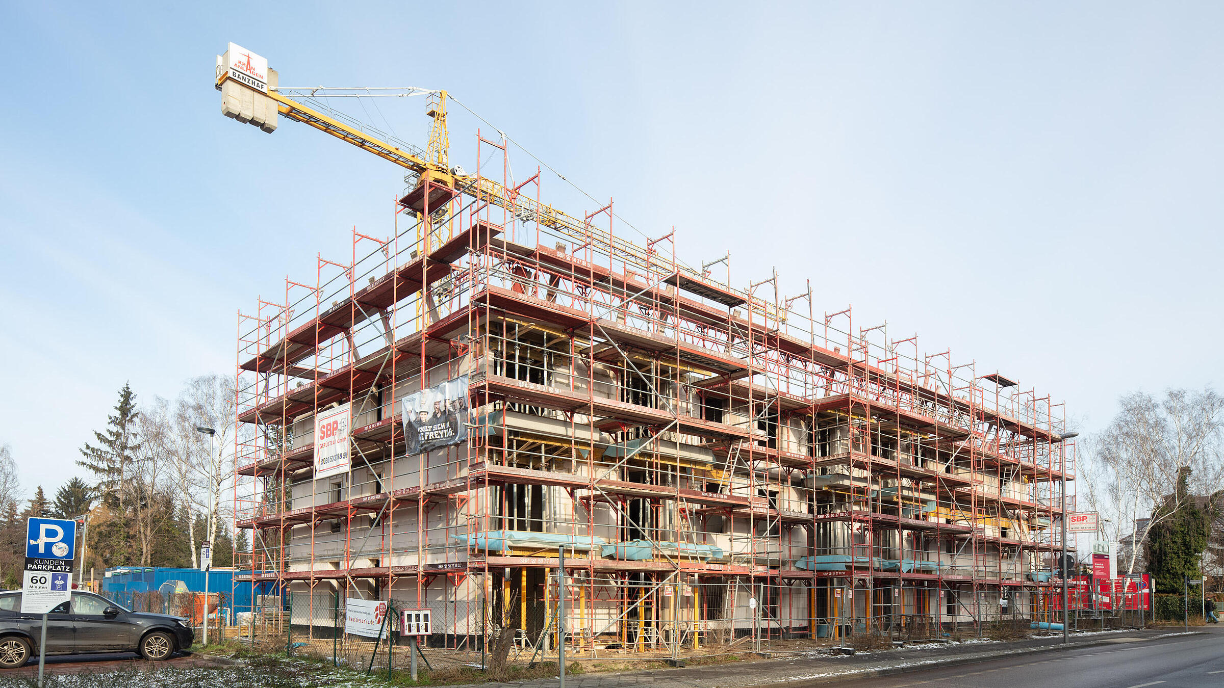 Dreistöckiges Wohnhaus im Rohbau mit Baugerüst