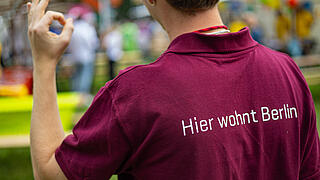 Gesobau-Mitarbeiter von hinten zeigt "OK"-Zeichen mit den Fingern