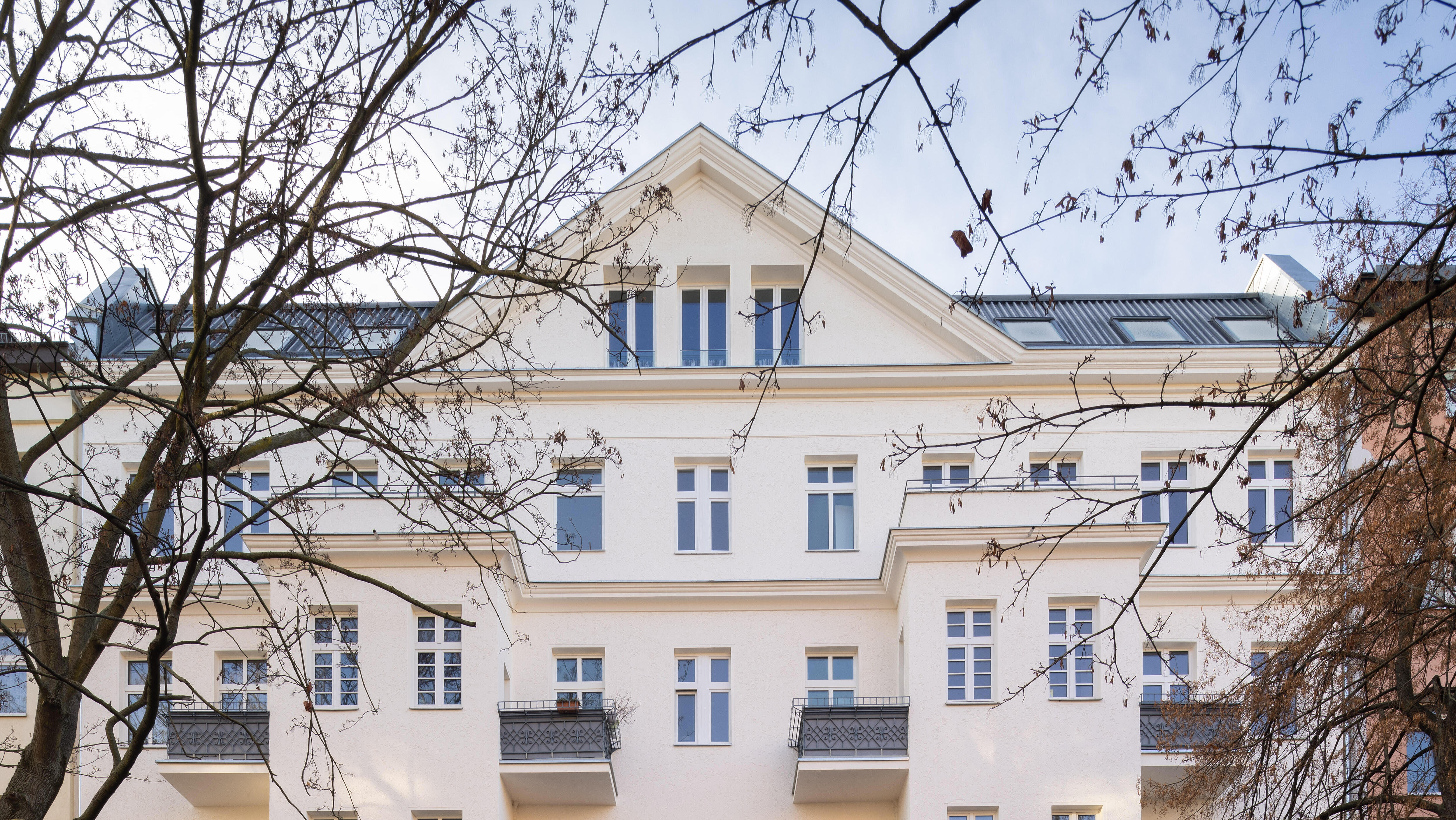 Außenaufnahme zeigt die sanierte Fassade der Wiesenstraße 62.