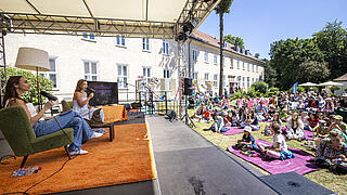 Live-Aufnahme eines Podcasts auf der Kunstfest-Bühne vor Publikum