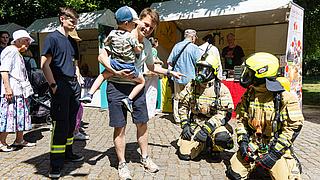 Freiwillige der Feuerwehr in Schutzausrüstung.