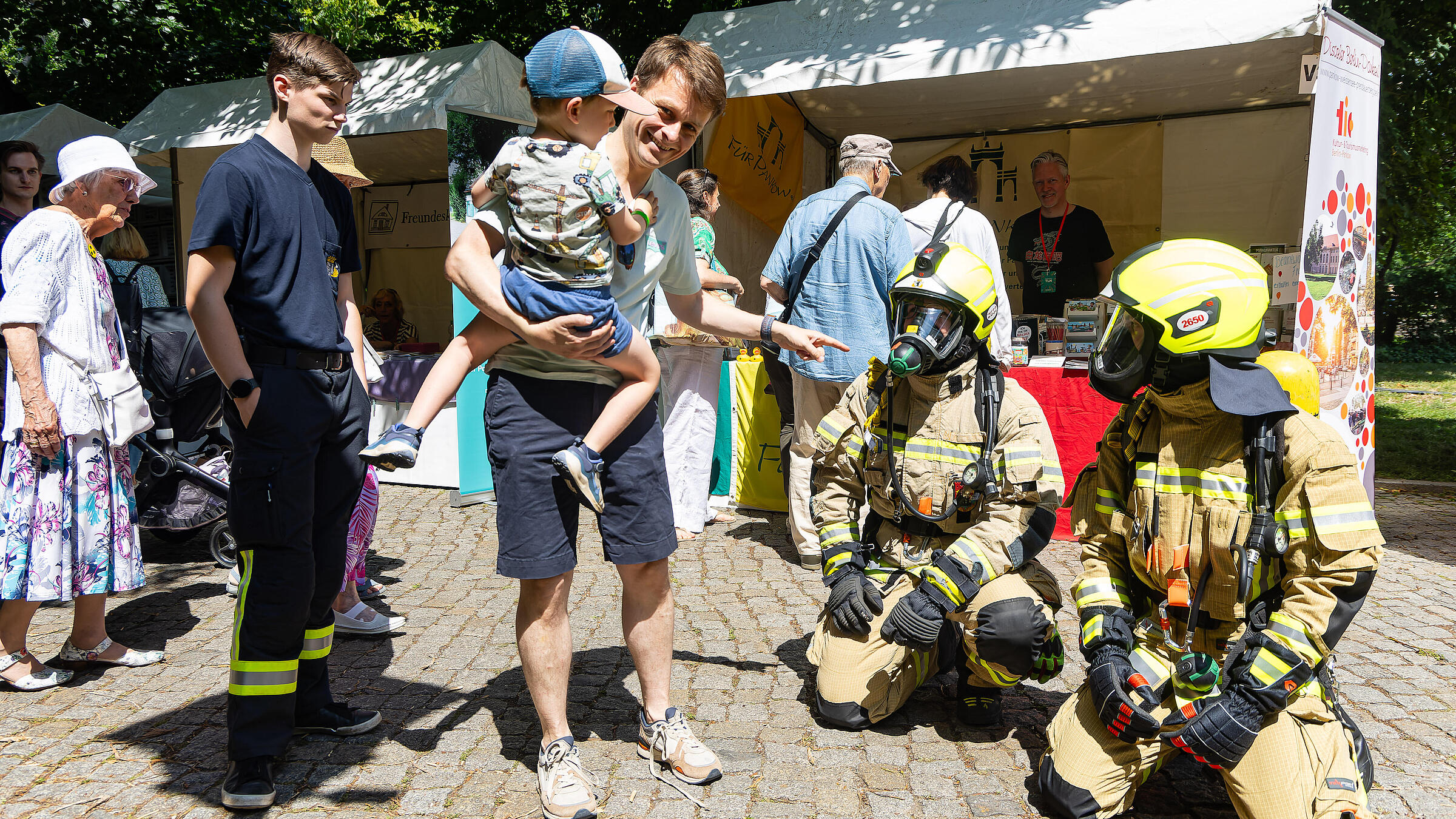 Freiwillige der Feuerwehr in Schutzausrüstung.