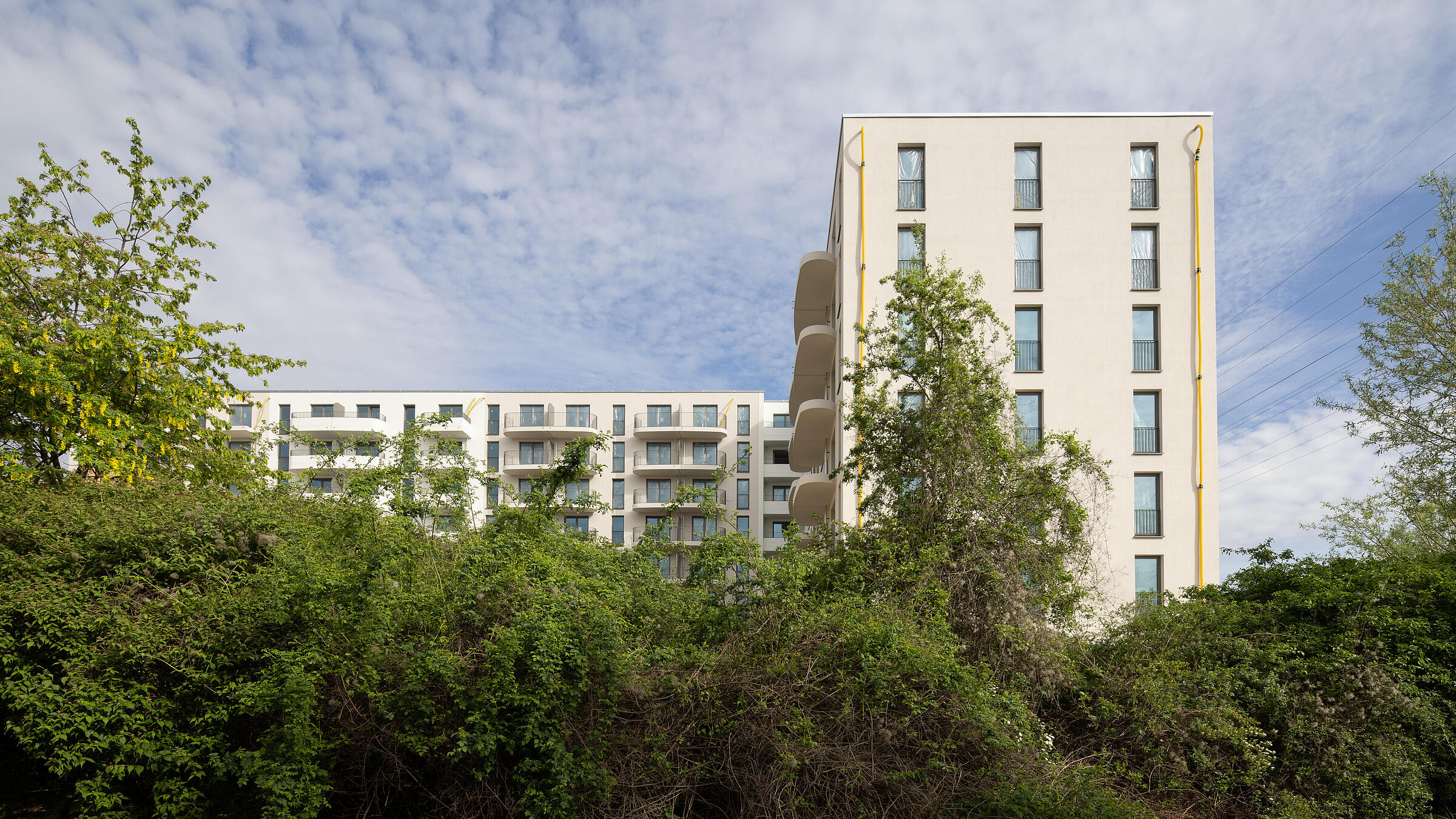 Außenaufnahme zeigt die Hofseite des sich im Bau befindlichen Neubaus in der Martin-Riesenburger-Straße.