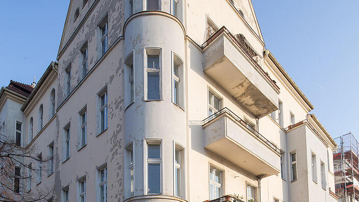 Eckansicht eines mehrstöckigen Altbaus