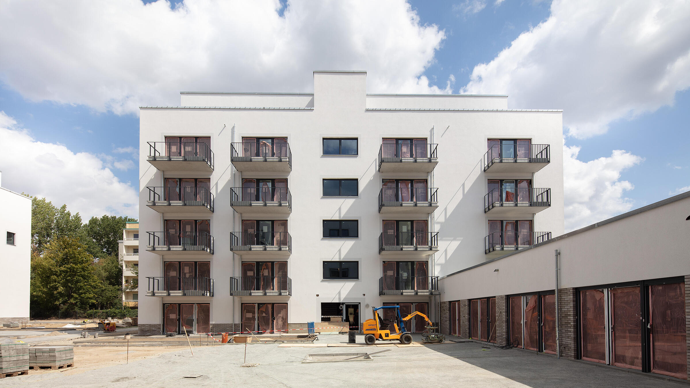 Rückansicht eines mehrgeschossigen Neubaus in der Tangermünder Straße