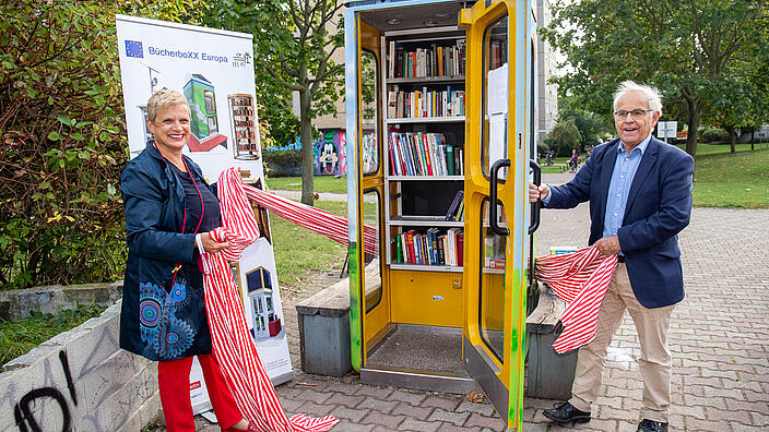 Außenaufnahme zeigt die Einweihung einer Bücherbox in Pankow: EIne bunt bemalte, ehemalige Telefonzelle wurde umfunktioniert.